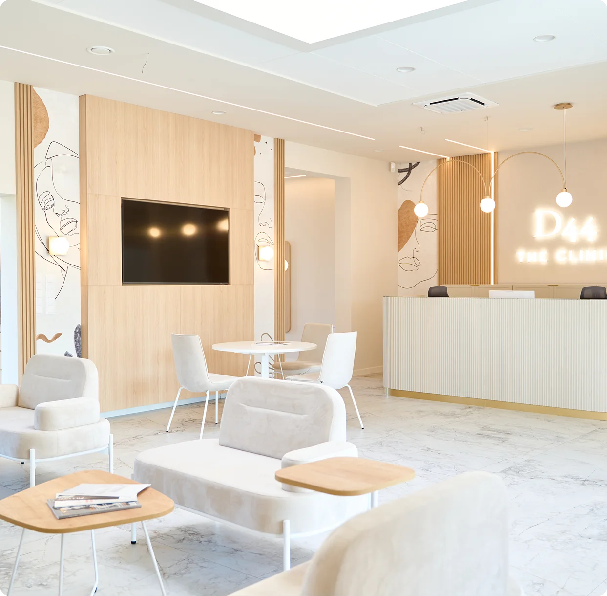  W lewym górnym rogu widoczna jest elegancka sala w jasnych kolorach z minimalistycznym wystrojem.