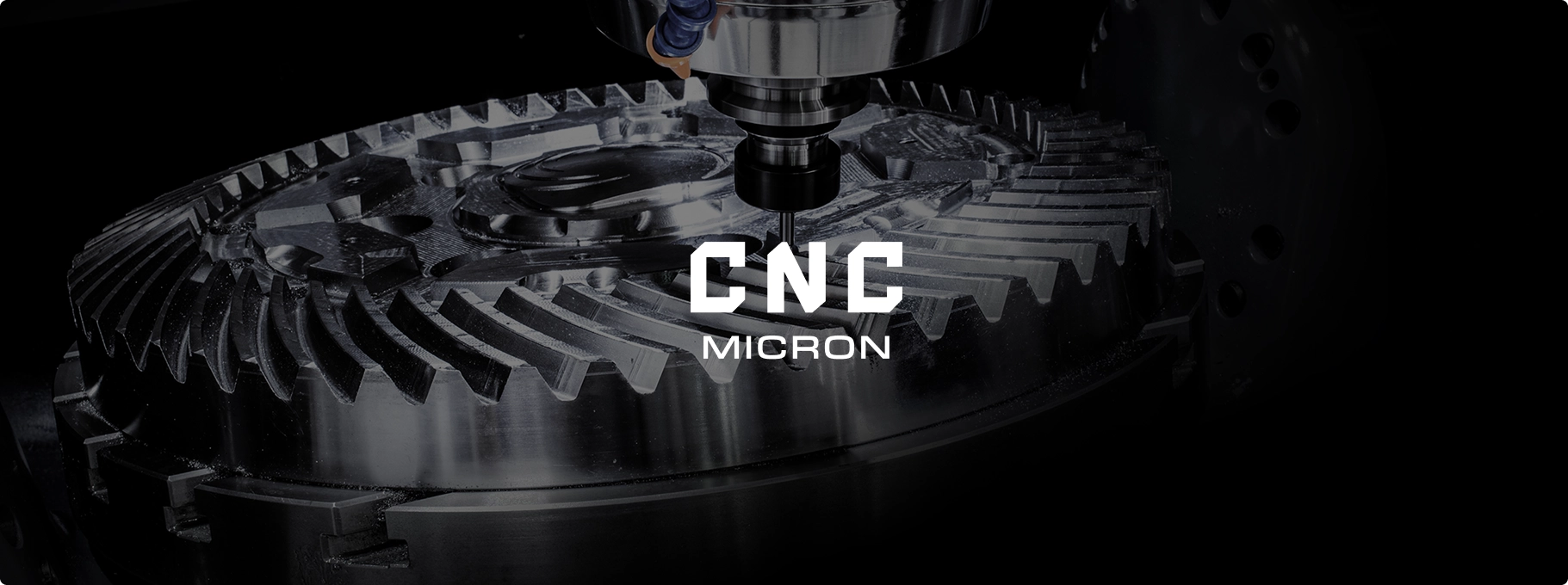 Logo CNC Micron na tle precyzyjnej obróbki skrawaniem podkreśla zaawansowaną technologię i precyzję w branży obróbki mechanicznej.