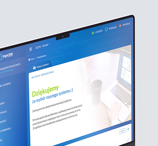 Zdjęcie przedstawia ekran komputera z otwartym panelem administracyjnym systemu trigoCMS.. W tle można dostrzec zdjęcie osoby korzystającej z laptopa, co podkreśla praktyczne zastosowanie systemu.